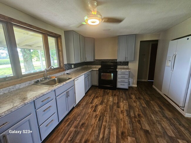 Building Photo - 4 Bedroom 1 Bath House For Rent
