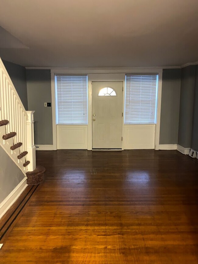 LIVING ROOM - 5609 Warrington Ave