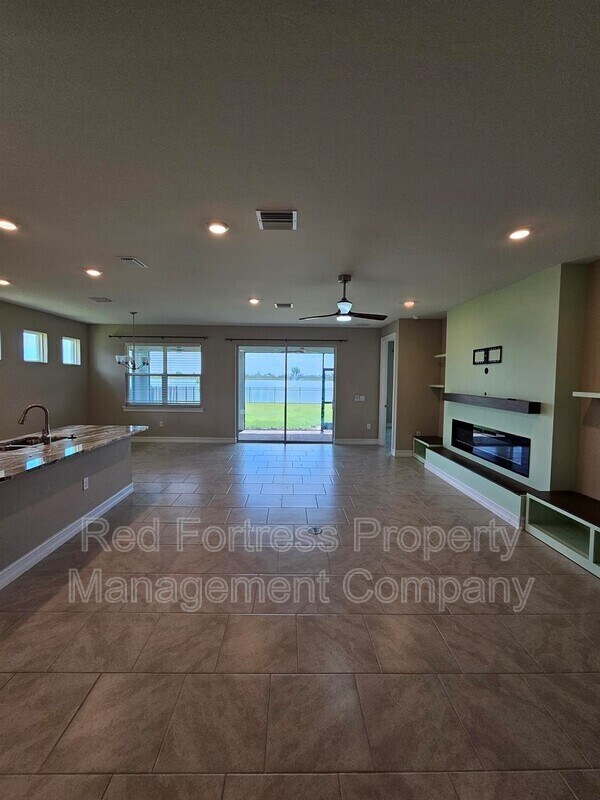 Foto del edificio - 623 Parkshore Lk Ave