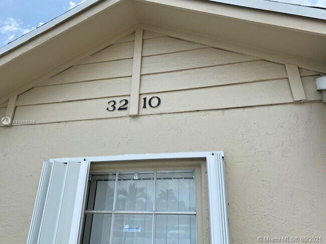 Foto del edificio - 3210 NW 203rd St