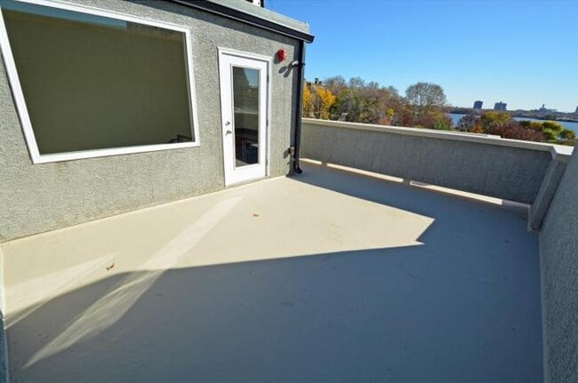 Building Photo - 327 E Allen St