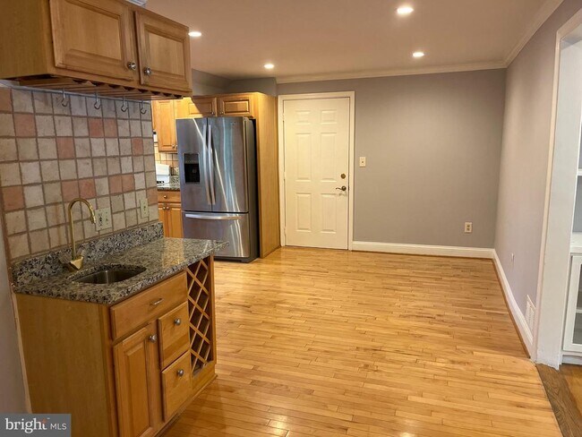 Building Photo - 6803 Dante Ct