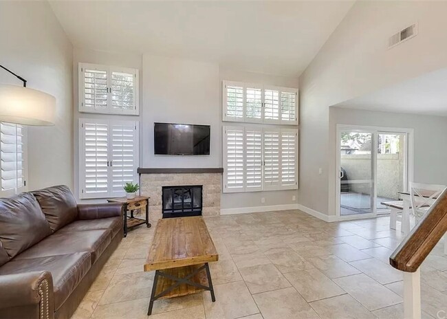 Building Photo - Spacious Townhome in Embassy Pointe Anahei...