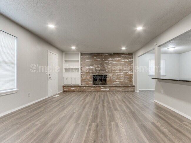Foto del edificio - 8508 Candlewood Dr