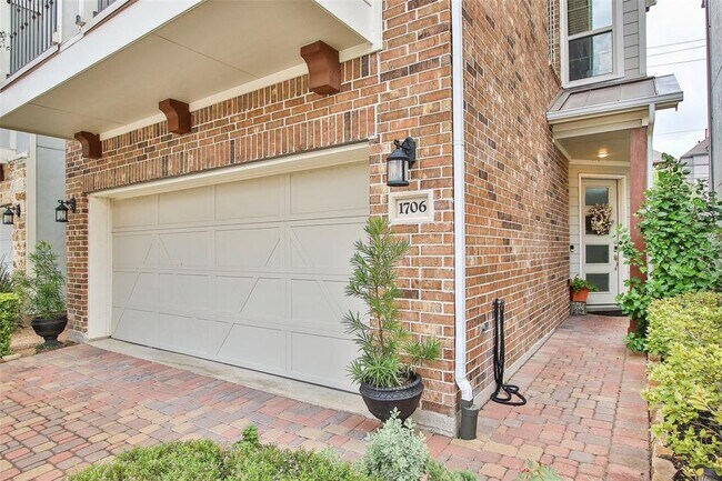 Building Photo - 1706 Oak Leaf Pass Dr