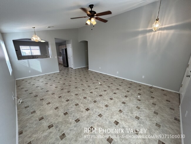 Building Photo - 3 bed/ 2bath Goodyear Home with All new Pa...