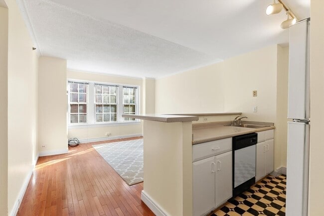 Building Photo - 591 Beacon St