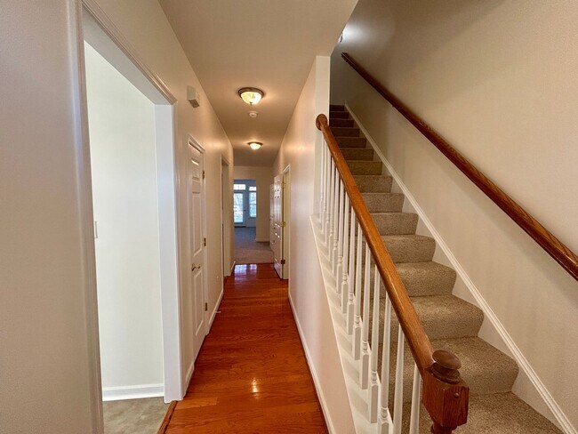 Foto del edificio - Charming 1st floor primary BR Townhome in ...