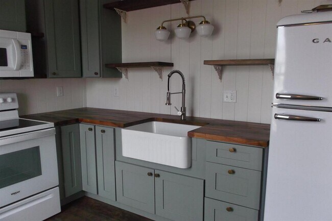 Building Photo - 50 Bank St