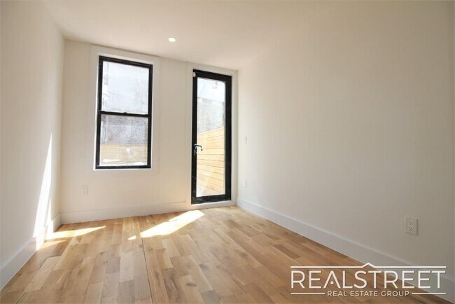 Foto del edificio - Spacious 3-Bedroom Duplex with Private Outdoor Space in Prime Bed-Stuy