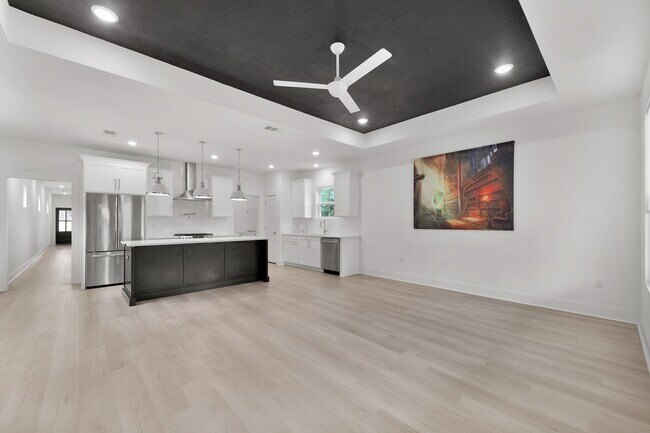 Building Photo - Large Dogs and Roommates Welcome!