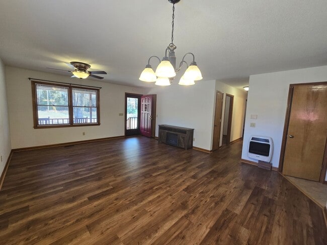 Building Photo - NEW LISTING!!!!!