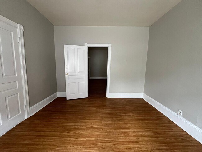 Building Photo - Centrally located apartment, quick walk fr...