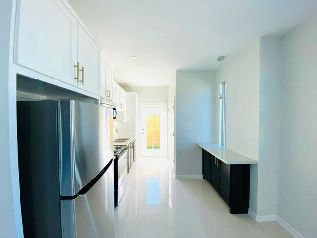 Building Photo - 208 W Rutherford Ave