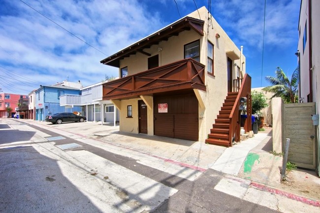 Building Photo - 745-747 Avalon Ct