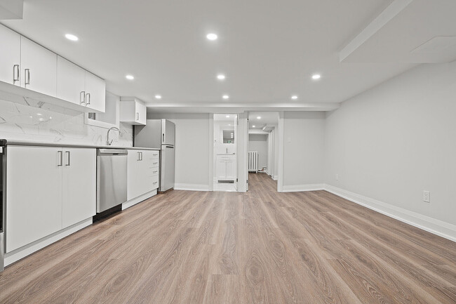 Building Photo - 30 Strathgowan Ave