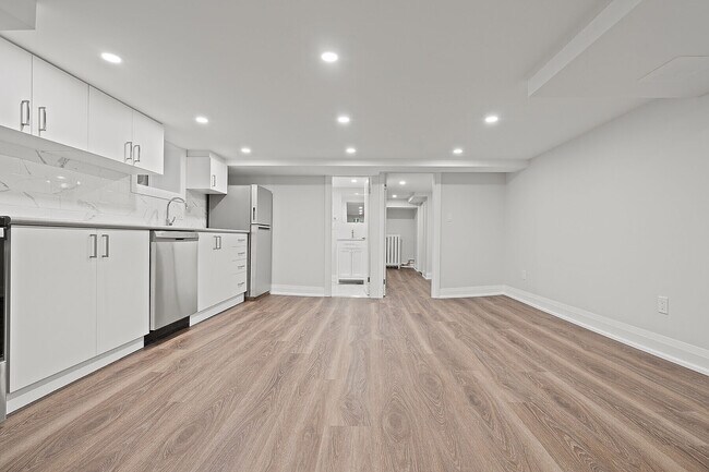 Photo du bâtiment - 30 Strathgowan Ave