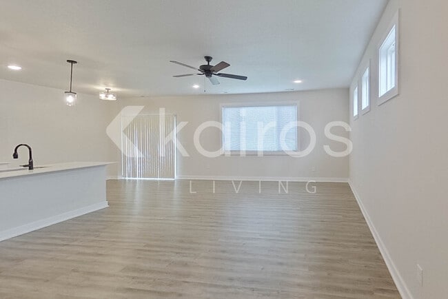 Building Photo - 6918 Bluebell Ct