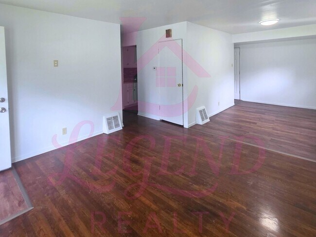 Foto del edificio - 3 Bedrooms | 1 Bathroom | Hardwood Floors | Bright Living/Dining Area | Galley Kitchen | Unfinish...