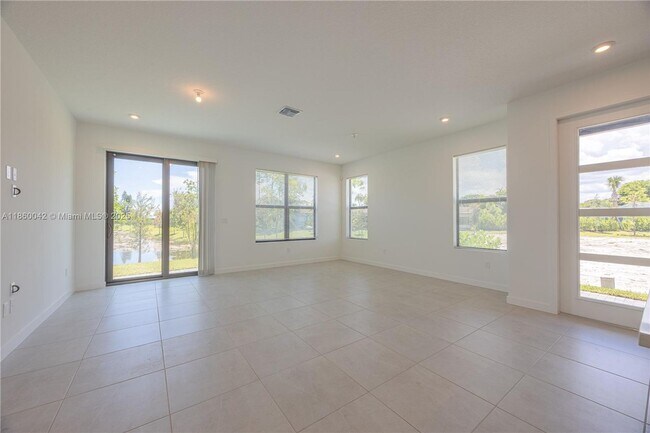 Foto del edificio - 7064 Channing Ave