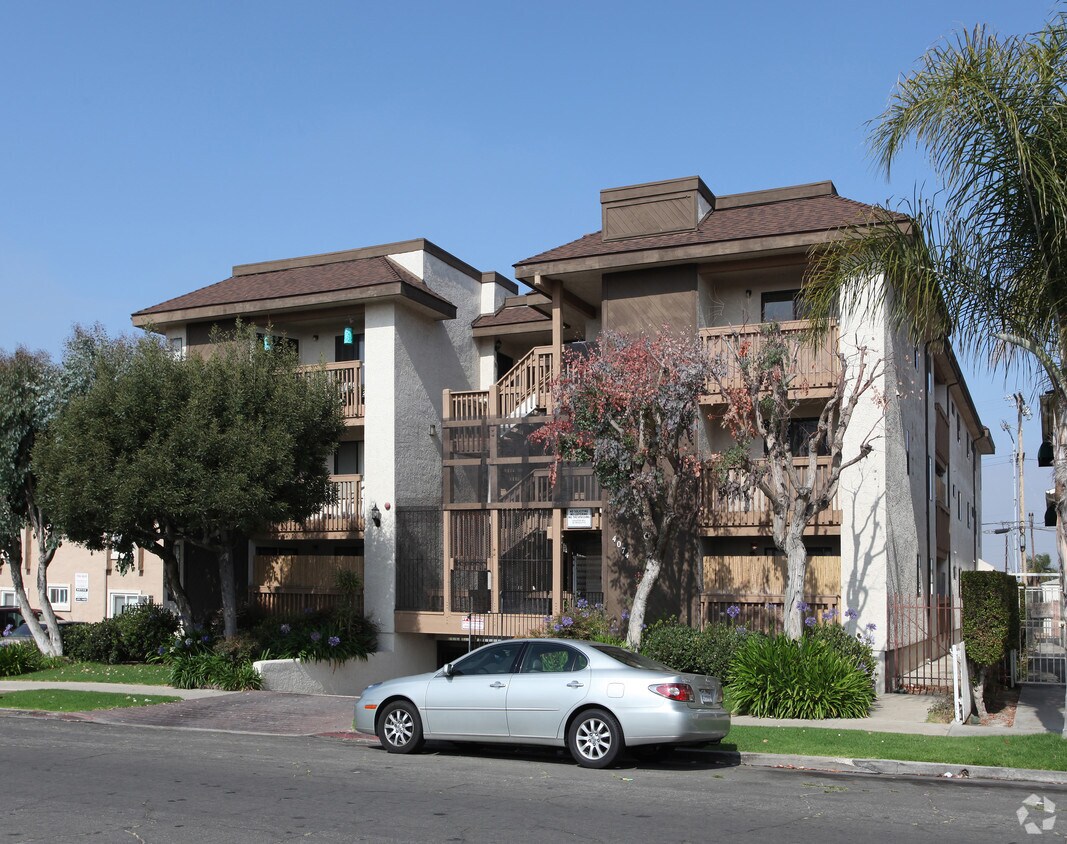 Primary Photo - 4074 Swift Ave