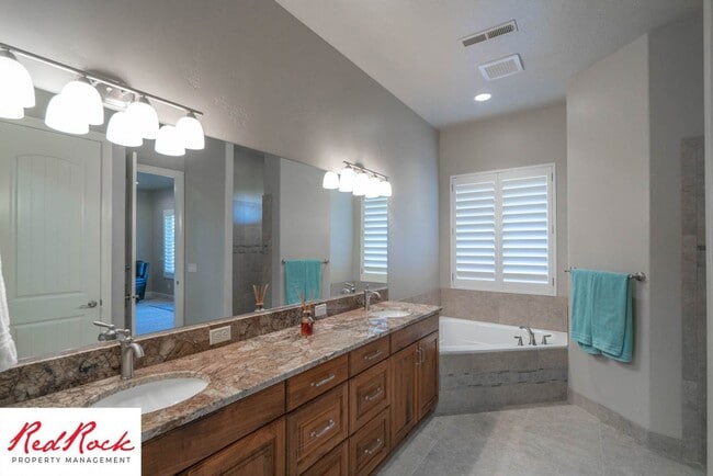 Building Photo - Stunning Fully Furnished 4 Bedroom Home. Community Pool & Mini Golf!