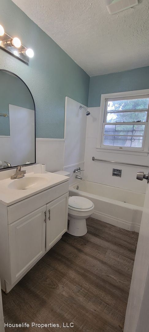 Building Photo - 3 br, 1 bath House - 2134 W College St