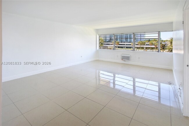 Building Photo - 220 Kings Point Dr