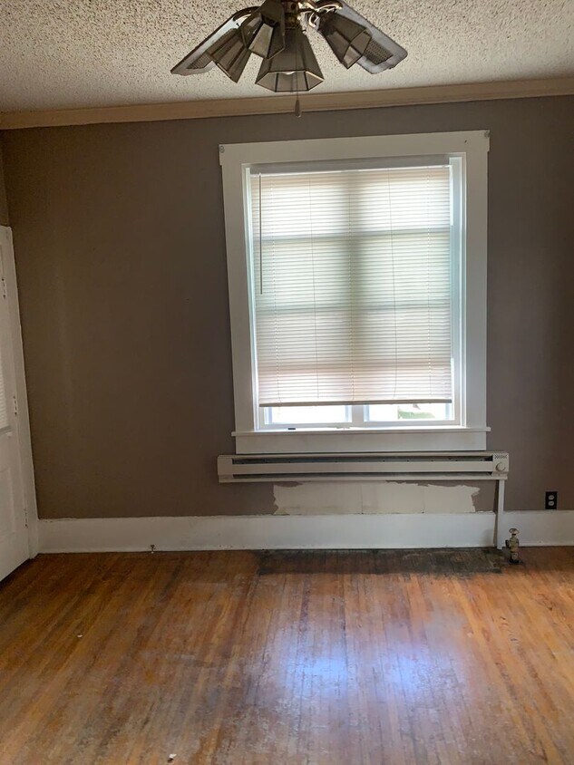 Foto del edificio - Simple 1 BR 2nd Floor Apartment