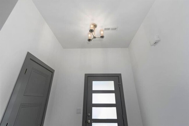 Foto del edificio - New construction 3 bedroom with garage!