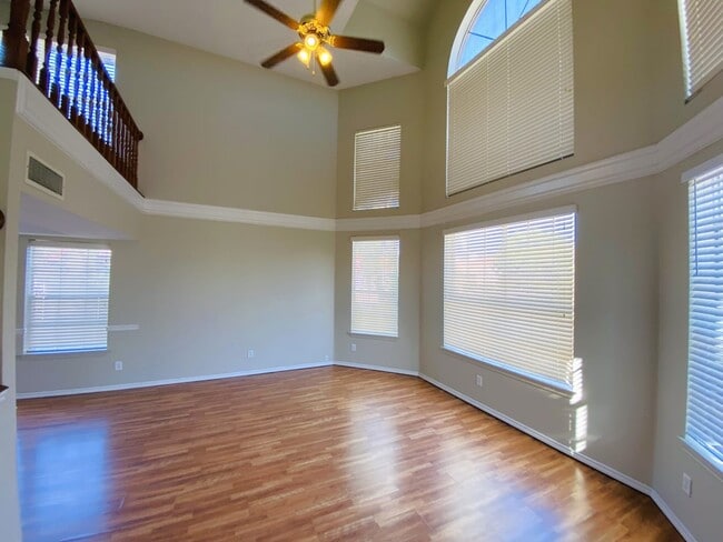 Building Photo - 302 S Quail Ln