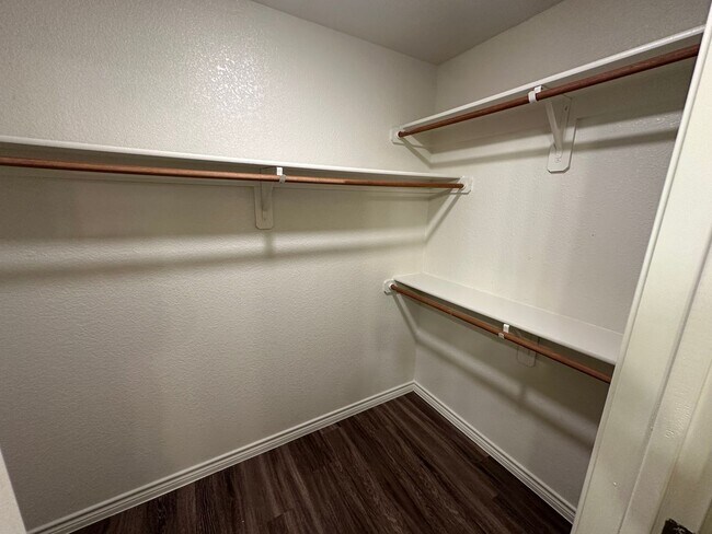 Foto del edificio - AVAILABLE Now! *MORE PHOTOS COMING SOON*