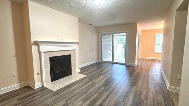 Foto del edificio - Huff Heritage Townhome  3 Bed, 2.5 Bath  A...