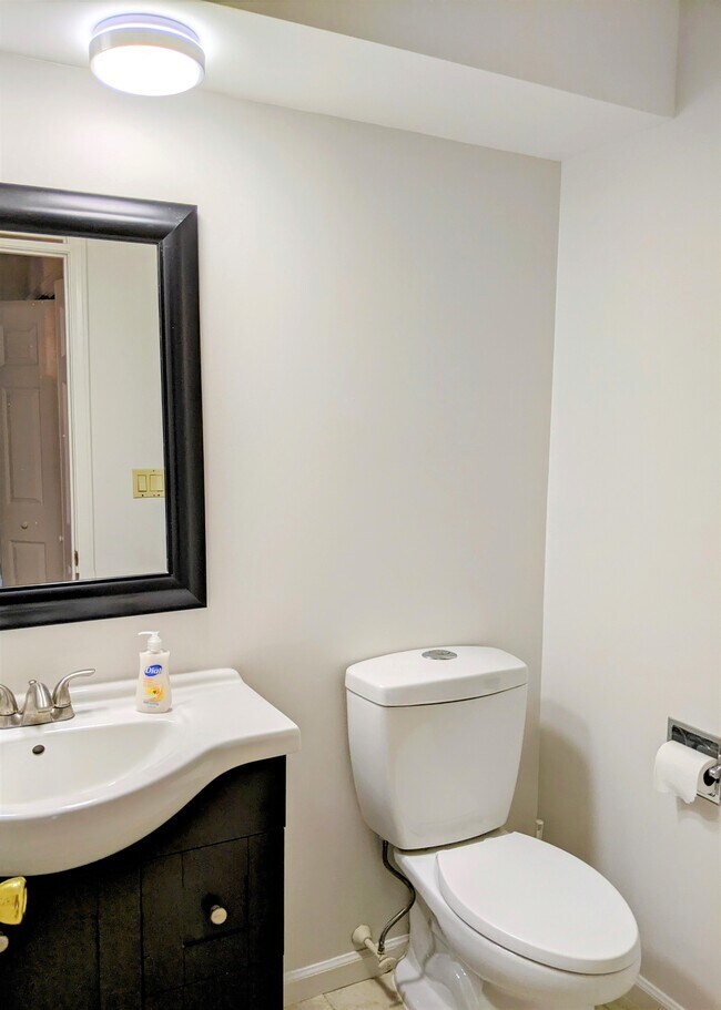 Updated 1st Flr 1/2 Bth - 8 Country Walk