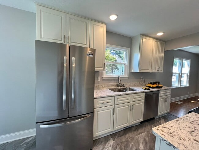 Building Photo - Adorable 3 Bedroom Fully Renovated Home!