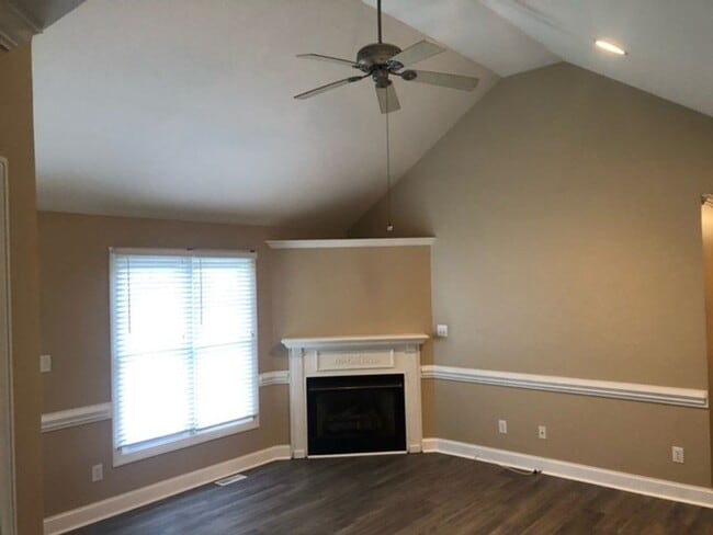 Building Photo - BEAUTIFUL FAMILY HOME