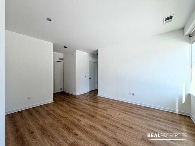 Foto del edificio - 548 W Webster Ave