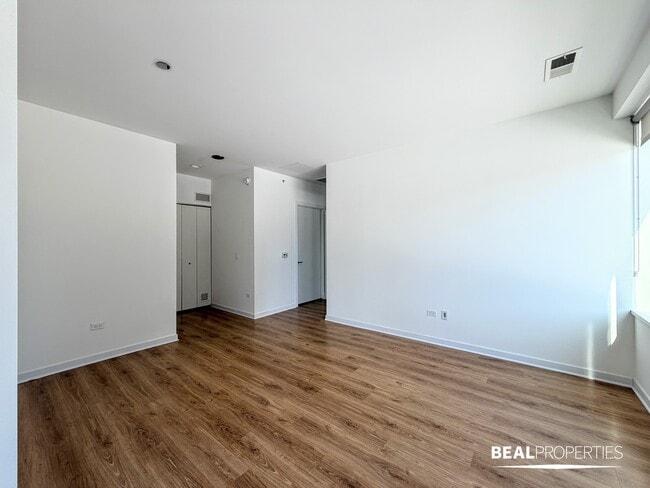 Building Photo - 548 W Webster Ave