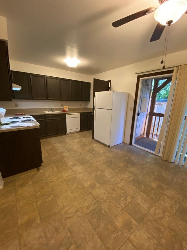 Building Photo - Upstairs 2 Bedroom, 1 Bathroom Apartment Home