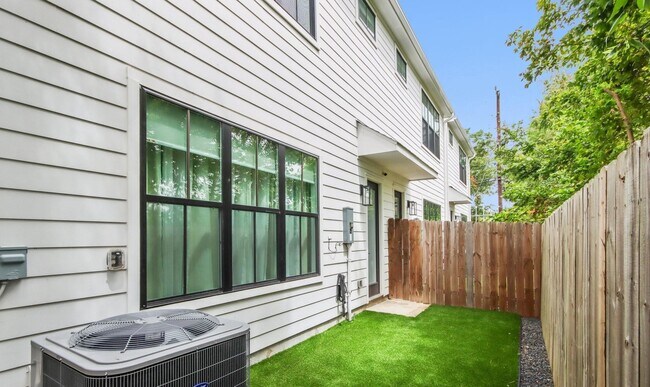 Foto del edificio - 6424 Highland Pine Ln