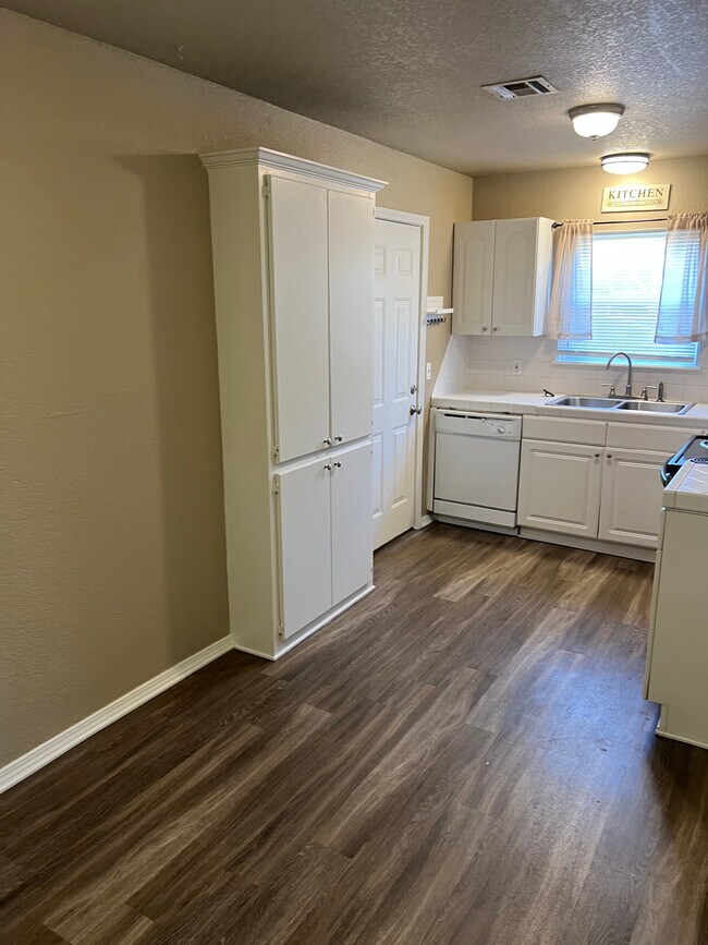 Building Photo - 1031 Carlisle Cir