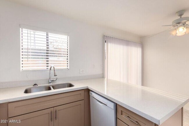 Foto del edificio - 1042 S Mariana St