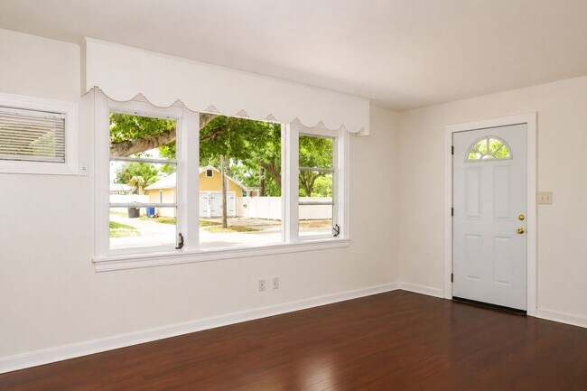 Foto del edificio - 2 Bedroom, 1 Bathroom Home for Rent in St Pete!