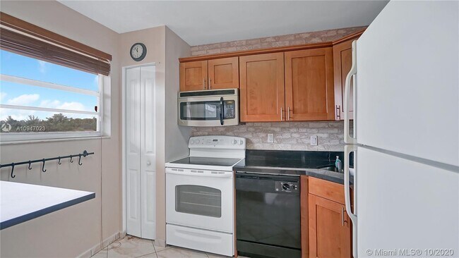 Foto del edificio - 7450 NW 17th St