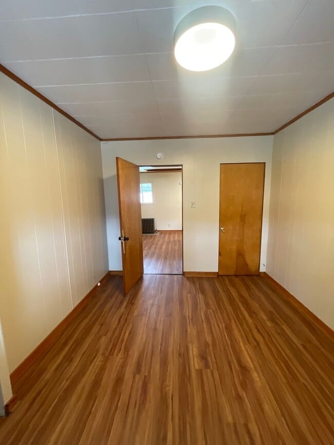 Building Photo - Renovated 3 bed 1 bath with River views fr...