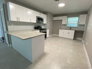Building Photo - 9121 Bamboo Dr