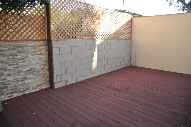Building Photo - 1266 N Poinsettia Pl