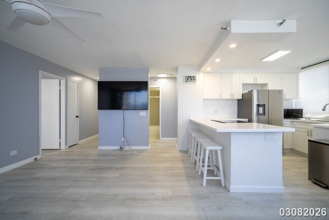 Foto del edificio - $3,500 / 2br - 896ft2 - Renovated and Modern 2BR/2BA/1PKG unit in the Royal Capito