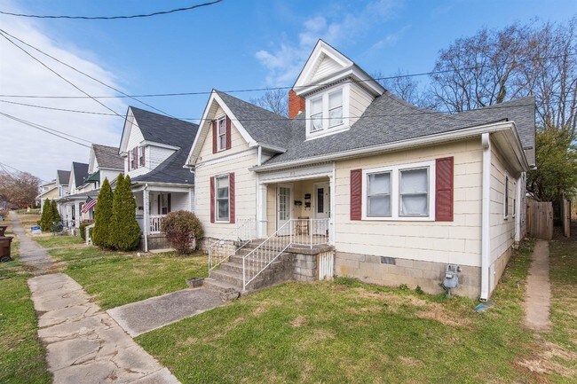 Building Photo - 213 W Hickman St