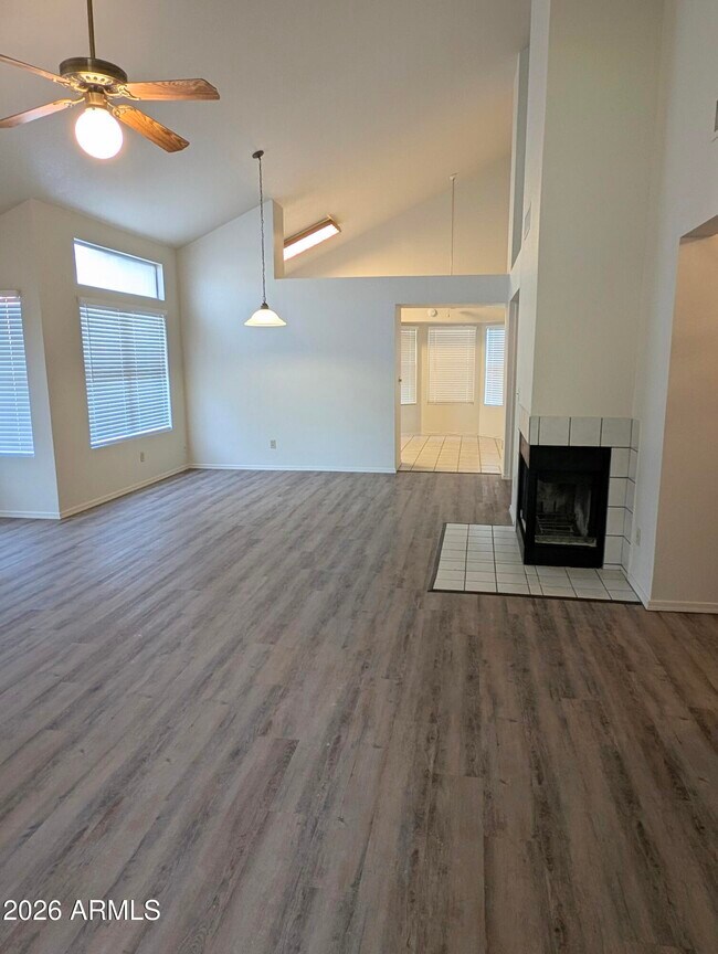 Foto del edificio - 2325 E Lakecrest Dr